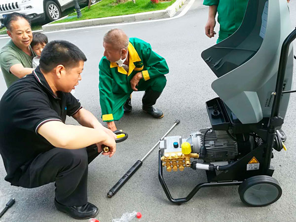 洗地機，掃地機，工業(yè)吸塵器，高壓清洗機，洗掃一體機，駕駛式洗地機，手推式洗地機，駕駛式掃地機，手推式掃地機，長沙亮點環(huán)保官網，商用吸塵器，長沙洗地機，長沙掃地機，長沙高壓清洗機，湖南工業(yè)吸塵器，湖南掃地機，湖南高壓清洗機，湖南工業(yè)吸塵器