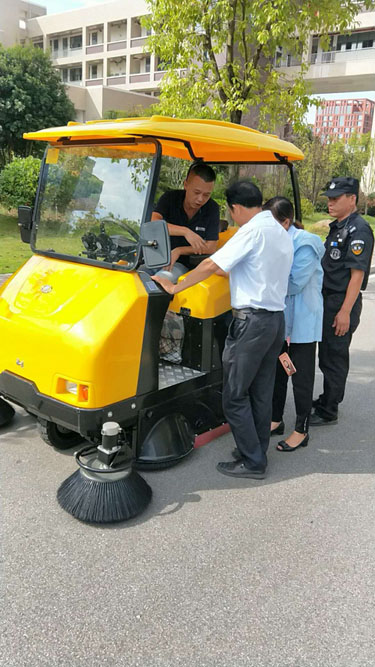 洗地機，掃地機，工業(yè)吸塵器，高壓清洗機，洗掃一體機，駕駛式洗地機，手推式洗地機，駕駛式掃地機，手推式掃地機，長沙亮點環(huán)保官網(wǎng)，商用吸塵器，長沙洗地機，長沙掃地機，長沙高壓清洗機，湖南工業(yè)吸塵器，湖南掃地機，湖南高壓清洗機，湖南工業(yè)吸塵器